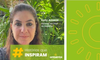 A imagem mostra Kelly Amaral, Gerente da Filial de Itapema da Ambiental, em um ambiente externo com plantas ao fundo. No canto inferior esquerdo, há um bloco verde com o texto “#Histórias que Inspiram” e o logotipo da Ambiental com o slogan "Cuidando da Nossa Cidade." O lado direito da imagem tem um fundo verde com um símbolo de sol estilizado em amarelo, alinhado com a identidade visual da campanha.