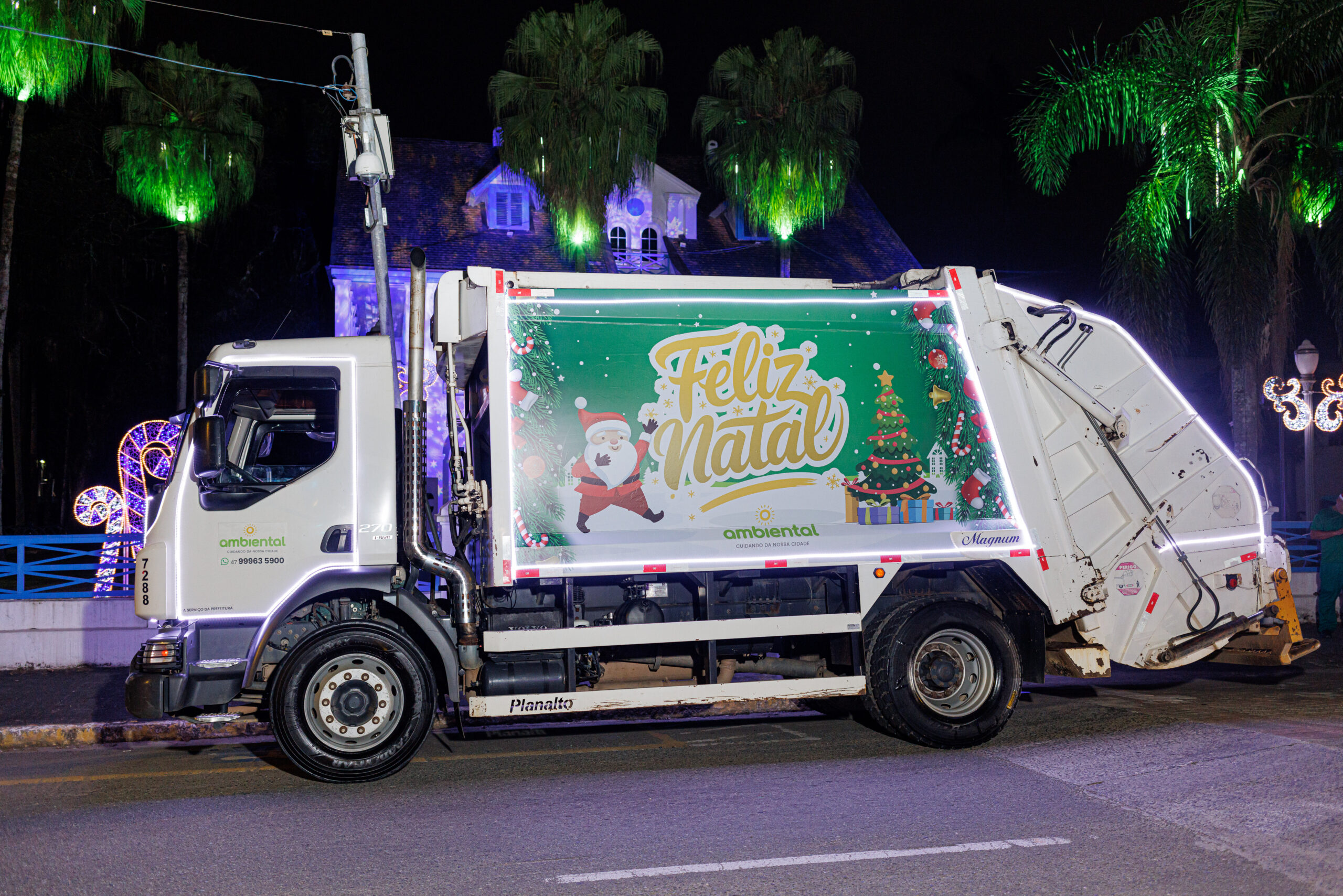 Caminhão da Ambiental enfeitado com os dizeres "Feliz Natal".