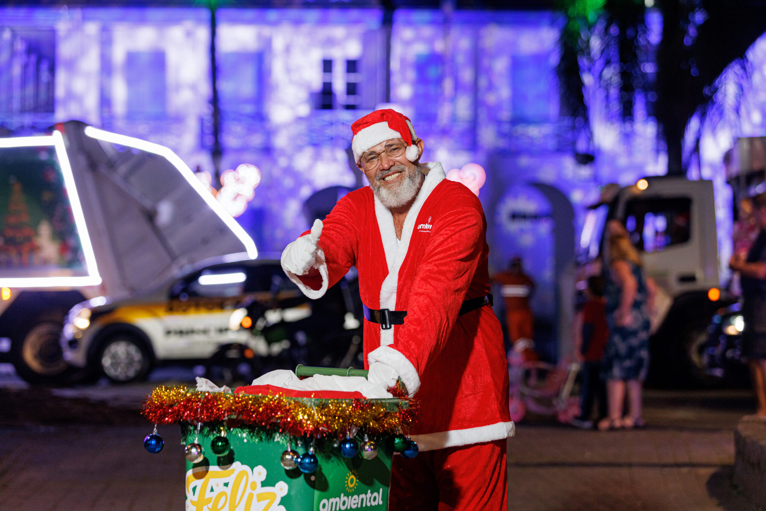 Papai Noel com tambor enfeitado para o Natal da Ambiental.