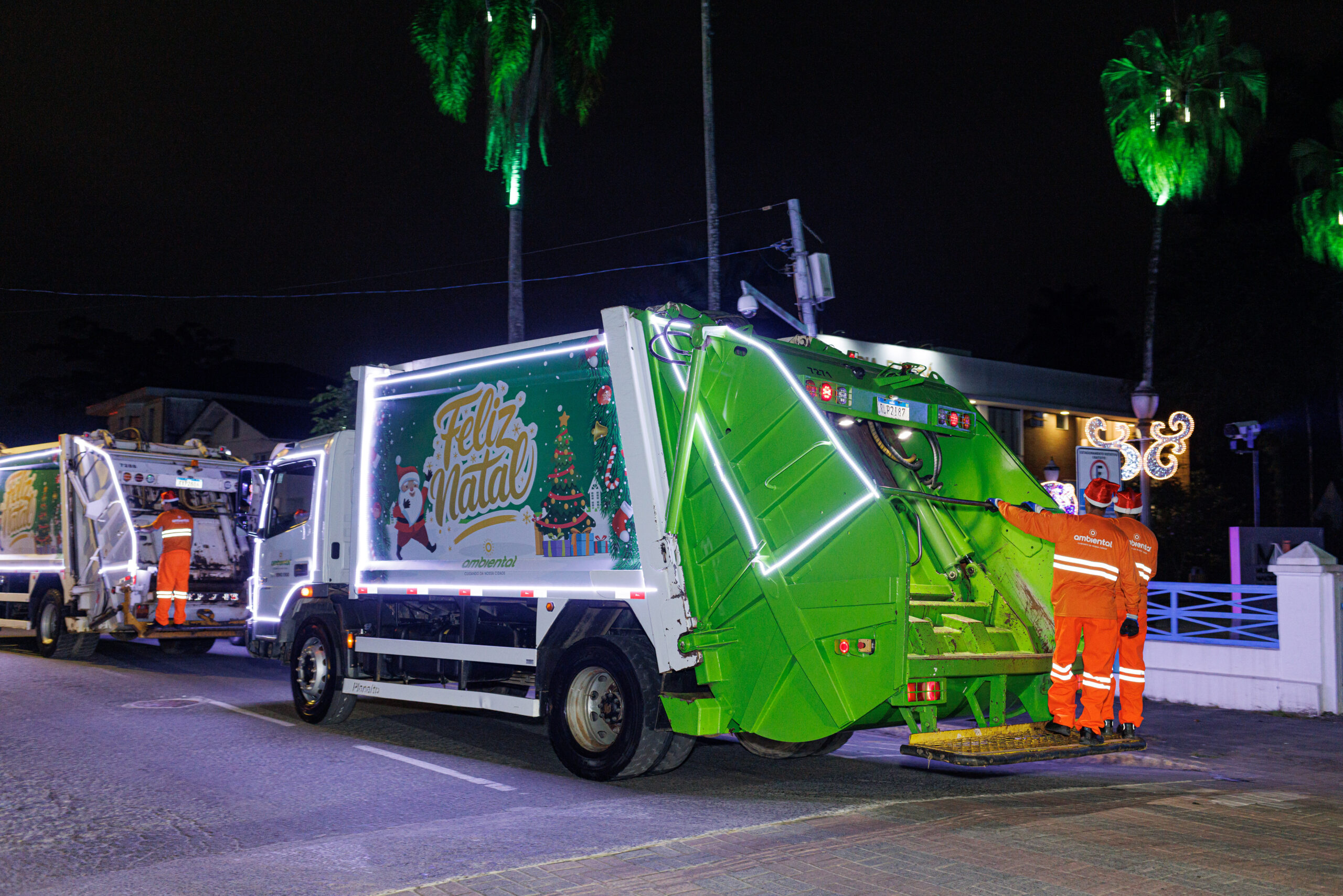 Caminhão da Ambiental enfeitado para o Natal.