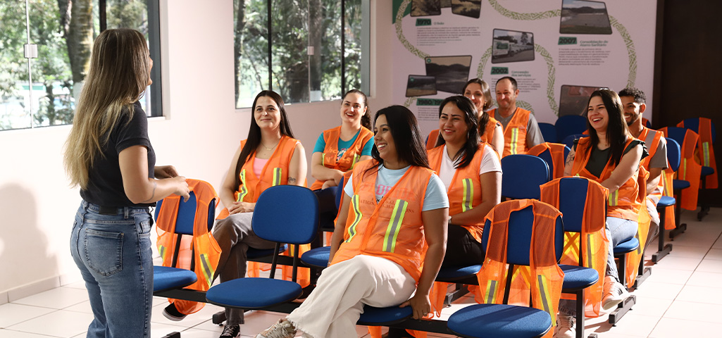 Garis com uniforme da Ambiental.