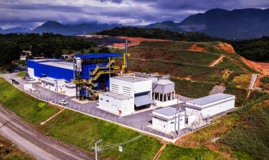 Fábrica de energia sustentável em uma área de floresta e montanhas, destacando a produção de energia limpa na região rural.