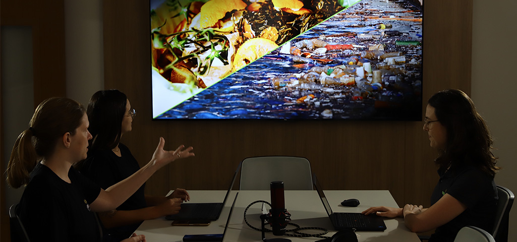 Reunião de profissionais discutindo os impactos ambientais do lixo no meio ambiente, com foco na poluição e na necessidade de soluções sustentáveis.