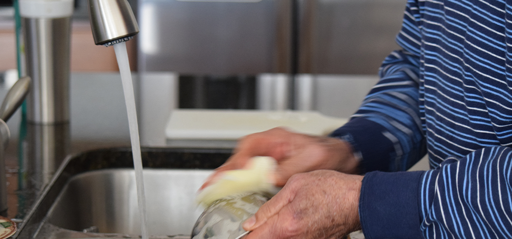 Pessoas higienizando metais para reciclagem.