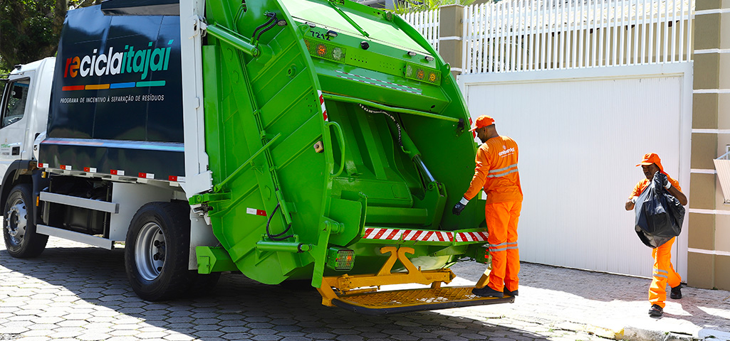 Caminhão de coleta de lixo reciclável da Ambiental.