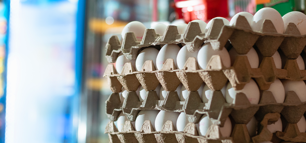 Pilha de bandejas de ovos.