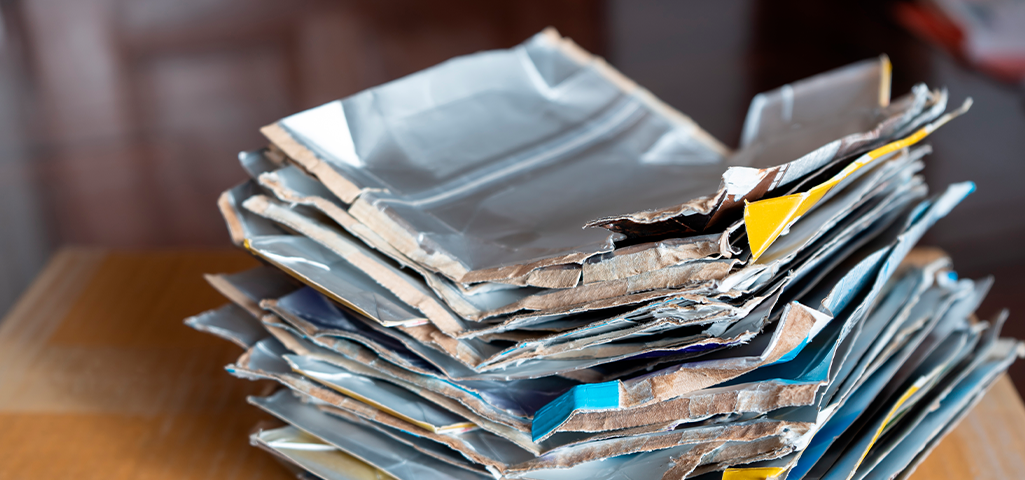 Pilha de pedaços de fitas adesivas.