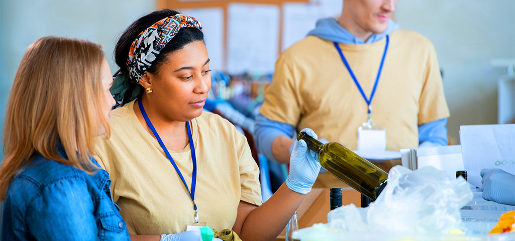 Pessoas separando materiais para a reciclagem.