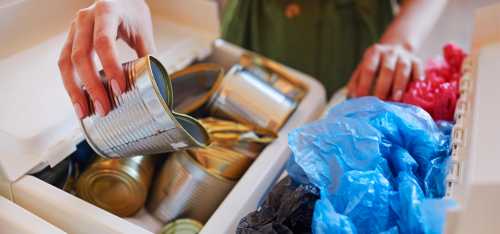 Pessoa organizando materiais para reciclagem.