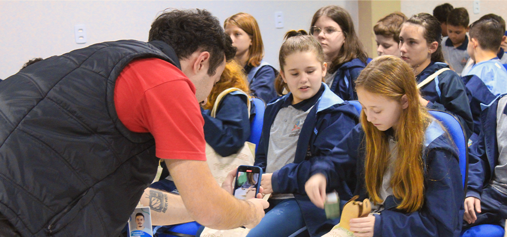 Crianças aprendendo sobre reciclagem.